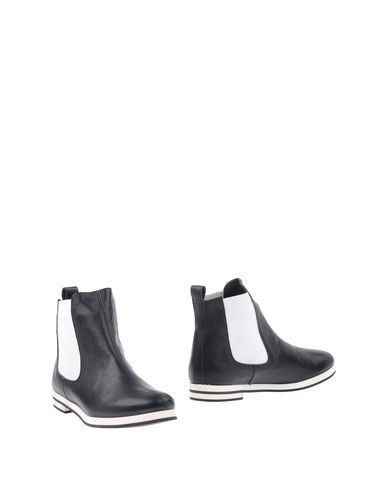 sonia chelsea boot