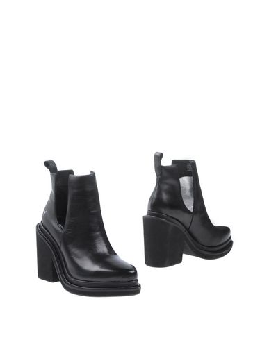 WINDSOR SMITH Ankle Boot in Black | ModeSens