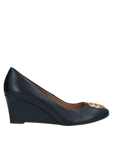 logo medallion wedge pump