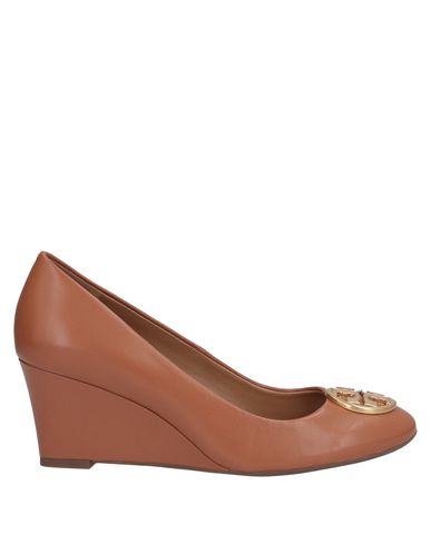 logo medallion wedge pump